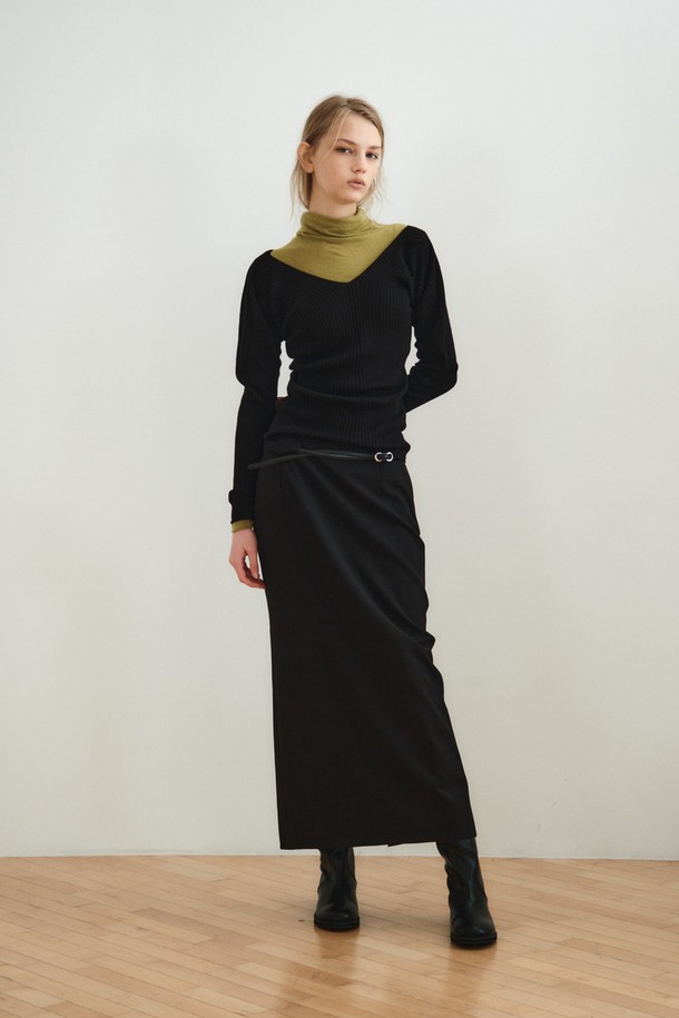 맥시 롱 스커트_블랙은 여성용 스커트로, 가을과 겨울에 어울리는 미니멀하고 클래식한 스타일을 연출합니다. 슬림핏 H라인으로 힙 라인을 깔끔하게 잡아주며, 부드러운 촉감의 폴리에스테르, 레이온, 울 혼방 소재로 제작되었습니다. 은은한 광택감과 앞면 포켓 디테일, 뒷면 시임 디테일이 특징이며, 사이드 지퍼로 편안하게 착용할 수 있습니다. 오피스룩, 겨울 데일리룩, 모임룩 등 다양한 TPO에 활용 가능한 아이템입니다.
