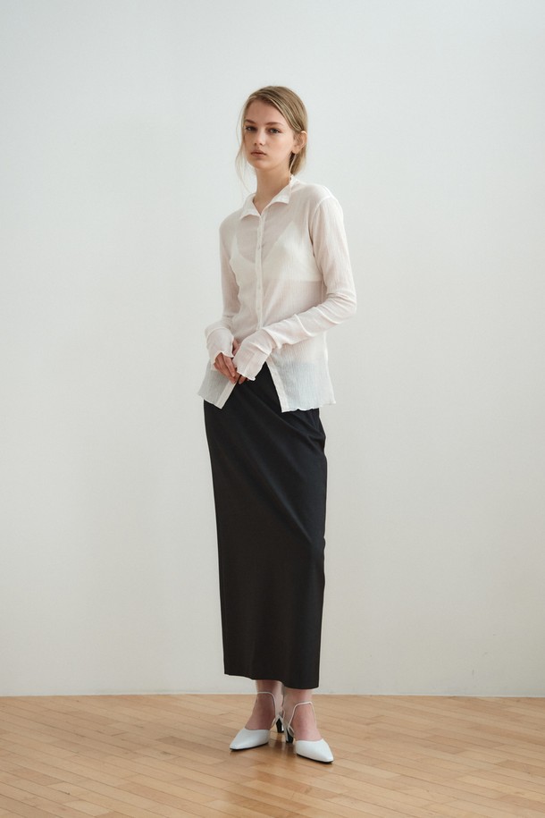 차분하고 세련된 스타일을 연출하는 "맥시 롱 스커트_차콜"입니다. 봄, 가을, 겨울 모두 활용 가능한 H라인 롱 스커트로, 미니멀하고 베이직한 디자인이 특징입니다. 롱 기장과 하이웨스트 디자인으로 다리가 길어 보이는 효과를 선사합니다. 차콜 컬러의 무지 디자인은 어떤 상의와도 쉽게 매치되어 일상복으로 활용도가 높습니다. 레귤러핏으로 편안하게 착용 가능하며, 미니멀, 클래식 스타일을 선호하는 여성분들께 추천합니다.
