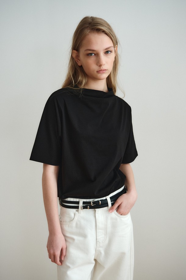 드레이프 넥 저지 탑_블랙은 여성스러운 실루엣을 연출하는 티셔츠입니다. 부드러운 면 소재로 제작되어 편안한 착용감을 선사하며, 릴랙스 핏으로 여유로운 실루엣을 연출합니다. 드레이프 넥 라인 디자인과 반소매 기장으로 세련된 느낌을 더했으며, 블랙, 아이보리, 라이트 그레이 세 가지 컬러로 출시되었습니다. 데이트룩, 카페룩 등 다양한 TPO에 미니멀, 클래식, 캐주얼 스타일로 연출하기 좋습니다.
