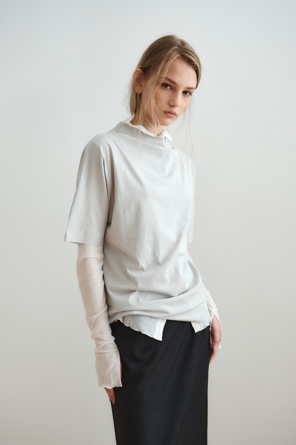 DRAPE NECK JERSEY TOP_LIGHT GREY (드레이프 넥 저지 탑_라이트 그레이)는 우아하고 미니멀한 스타일을 연출하는 여성용 티셔츠입니다. 부드럽게 흐르는 드레이프 넥 라인이 특징이며, 릴랙스 핏으로 편안한 착용감을 선사합니다. 간절기에 적합하며, 데이트룩, 카페룩, 모임룩 등 다양한 TPO에 활용할 수 있습니다. 라이트 그레이, 아이보리, 블랙 세 가지 색상으로 만나볼 수 있으며, 면 소재로 제작되어 부드러운 촉감을 제공합니다. 클래식, 미니멀, 로맨틱 스타일을 모두 소화하는 레이어드 탑 디자인으로, 활용도가 높습니다.
