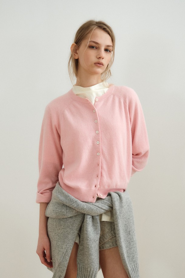 드레이프 넥 져지 탑_아이보리

부드러운 촉감의 면 소재로 제작된 여성용 티셔츠입니다. 드레이프 넥 디자인이 우아한 분위기를 연출하며, 릴랙스 핏으로 편안하게 착용할 수 있습니다. 아이보리, 라이트 그레이, 블랙 세 가지 색상으로 출시되어 다양한 스타일에 활용하기 좋습니다. 봄, 가을 시즌에 레이어드하여 세련된 스타일을 완성해보세요. 데이트룩, 카페룩 등 다양한 TPO에 잘 어울리는 베이직하고 클래식한 아이템입니다.
