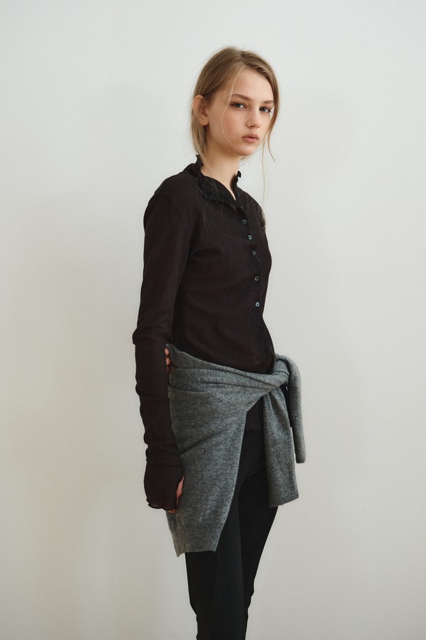 텍스처드 버튼 탑_블랙은 부드러운 면과 폴리에스테르 혼방 소재로 제작되어 봄, 가을에 착용하기 좋은 긴소매 티셔츠입니다. 하이넥 디자인에 루즈핏으로 편안한 착용감을 선사하며, 텍스처드 패턴이 은은한 포인트를 더합니다. 블랙, 아이보리, 브라운 세 가지 컬러로 출시되어 다양한 스타일 연출이 가능하며, 버튼 디테일과 소매 버튼 장식이 돋보입니다. 데이트룩, 카페룩 등 다양한 TPO에 미니멀, 클래식, 캐주얼 무드로 활용하기 좋으며, 곡선 실루엣과 레이어드 스타일링이 용이합니다.
