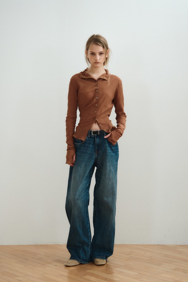 텍스쳐드 버튼 탑(TEXTURED BUTTON TOP)_브라운은 여성 의류 상의 티셔츠입니다. 부드러운 촉감의 면, 폴리에스테르 혼방 소재로 제작되었으며, 봄, 가을에 착용하기 적합합니다. 슬림핏 하이넥 디자인에 긴 소매와 버튼 디테일, 소매 끝단의 버튼 장식이 특징입니다. 베이직 스타일의 무지 패턴으로, 데이트룩, 모임룩, 클래식, 미니멀, 캐주얼 스타일을 연출하기 좋습니다. 곡선 실루엣과 아래로 갈수록 넓어지는 버튼 간격이 돋보이며, 얇은 두께감의 플리스 원단으로 제작되었습니다.
