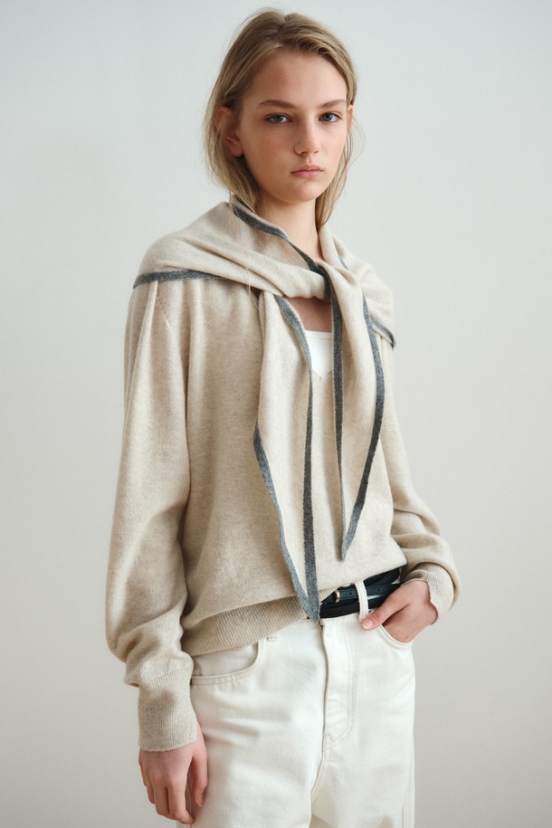 [12/10 예약 배송] 울 캐시미어 라인 머플러_페일 베이지는 부드러운 촉감의 울과 캐시미어 혼방 소재로 제작되어 가을, 겨울철 보온성을 책임지는 머플러입니다. 베이직하면서도 미니멀한 스타일로, 출근룩이나 모임룩 등 다양한 TPO에 활용하기 좋습니다. 삼각형 형태로 디자인되었으며, 양 끝단에 컬러 라인 디테일을 더해 포인트를 주었습니다. 페일 베이지 색상은 어떤 스타일에도 자연스럽게 어울리며, 장기간 사용해도 질리지 않는 매력을 선사합니다. 클래식, 미니멀, 캐주얼 등 폭넓은 스타일에 매치하여 멋스러운 겨울 스타일을 완성해 보세요.
