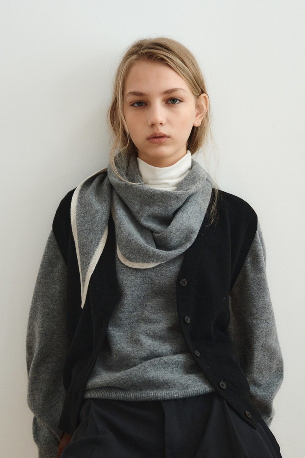 12월 10일 예약 배송 예정인 울 캐시미어 라인 머플러_그레이입니다. 울과 캐시미어 혼방 소재로 제작되어 부드러운 촉감과 뛰어난 보온성을 제공합니다. 차분한 그레이와 베이지 컬러의 배색 디자인에 삼각 머플러 형태로, 클래식하면서도 세련된 스타일을 연출합니다. 출근룩이나 모임룩에 미니멀하고 캐주얼하게 매치하여 포인트를 줄 수 있습니다.
