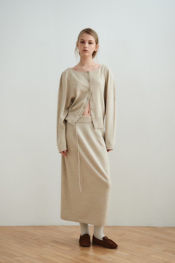 볼륨 롱 니트 스커트 (오트밀)는 간절기에 입기 좋은 여성용 니트 스커트입니다. A라인 핏으로 제작되어 미니멀하고 베이직한 스타일을 연출하며, 부드러운 촉감의 울, 레이온, 나일론, 폴리에스터 혼방 소재로 제작되어 편안함을 선사합니다. 두꺼운 두께감과 볼륨감 있는 실루엣, 자연스러운 드레이핑이 특징이며, 매칭 스트랩이 포함되어 다양한 스타일링을 가능하게 합니다. 데이트룩, 카페룩과 같은 TPO에 적합하며, 미니멀, 클래식, 캐주얼 스타일을 즐겨 입는 분들께 추천합니다.
