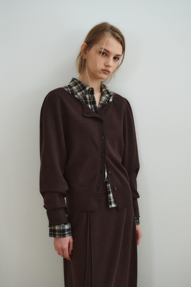 볼륨 슬리브 가디건_다크 브라운은 여성스러운 분위기를 연출하는 간절기용 니트/스웨터입니다. 부드러운 촉감의 울, 레이온, 나일론, 폴리에스터 혼방 소재로 제작되었으며, 와이드넥 디자인과 볼륨 소매 디테일이 특징입니다. 홀가먼트 니팅 기법으로 제작되어 자연스러운 실루엣을 선사하며, 데이트룩, 카페룩, 모임룩 등 다양한 TPO에 어울립니다. 클래식, 미니멀, 로맨틱 스타일을 즐기는 분들께 추천하며, 볼륨 롱 니트 스커트와 세트 구성으로 페미닌한 무드를 극대화할 수 있습니다. 다크 브라운과 오트밀 두 가지 색상으로 만나보세요.
