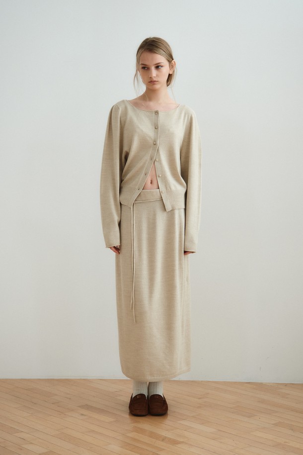 볼륨 슬리브 가디건_오트밀은 여성 상의 카테고리의 니트/스웨터 상품입니다. 부드러운 텍스처의 울, 레이온, 나일론, 폴리에스터 혼방 소재로 제작되었으며, 봄, 가을에 착용하기 좋습니다. 루즈핏 크롭 기장의 라운드넥 디자인으로, 미니멀하고 베이직한 스타일을 연출합니다. 볼륨 슬리브 디테일과 홀가먼트 니트 기법을 사용하여 부드러운 실루엣을 강조하며, 데이트룩, 카페룩, 모임룩에 잘 어울립니다. 'VOLUME LONG KNIT SKIRT'와 함께 세련된 세트 스타일링을 완성할 수 있습니다.
