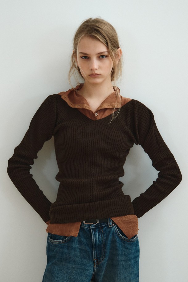 **SEAMLESS RIB TOP_다크 브라운**

부드러운 촉감의 'SEAMLESS RIB TOP(심리스 립 탑)' 다크 브라운 컬러입니다. 가을, 겨울 시즌에 어울리는 슬림핏의 긴소매 라운드넥 니트로, 미니멀하고 베이직한 스타일을 연출합니다. 울과 아크릴 혼방 소재에 홀가먼트 니팅 공법을 적용하여 신축성이 뛰어나며, 심리스 구조로 편안한 착용감을 선사합니다. 다크 브라운과 블랙 두 가지 색상으로 출시되어, 데이트룩, 카페룩, 겨울 데일리룩 등 다양한 TPO에 활용하기 좋습니다. 골지 패턴이 돋보이는 디자인으로, 미니멀, 클래식, 시크한 스타일을 즐기는 여성분들께 추천합니다.
