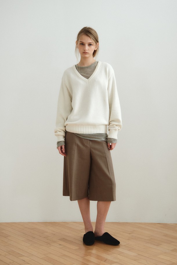 캐시미어 블렌드 브이넥 탑은 부드러운 촉감의 캐시미어, 울, 나일론 혼방 소재로 제작되어 가을과 겨울에 포근하게 입기 좋습니다. 오프화이트와 라이트 그레이 두 가지 색상으로 출시되었으며, 루즈핏에 브이넥 디자인으로 미니멀하고 베이직한 스타일을 연출합니다. 긴 소매와 골지 패턴, 리브 디테일 소매단과 밑단이 특징이며, 단독 또는 레이어드하여 다양한 겨울 데일리룩, 집콕룩, 모임룩을 완성할 수 있습니다.
