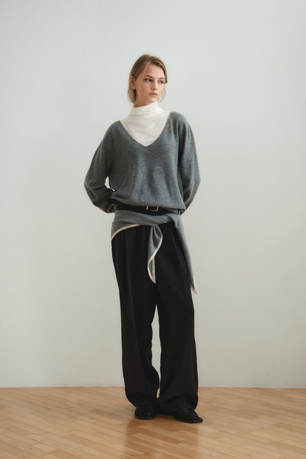 울 캐시미어 딥 브이넥 탑_그레이는 부드러운 촉감의 울 90%, 캐시미어 10% 혼방 소재로 제작되어 가을, 겨울에 따뜻하게 착용하기 좋습니다. 베이직하고 미니멀한 스타일로, 레귤러 핏과 긴 소매 기장, 얇은 두께의 브이넥 디자인이 특징입니다. 심리스 구조로 제작되어 편안한 착용감을 선사하며, 레이어드하여 다양한 스타일을 연출할 수 있습니다. 겨울 데일리룩, 카페룩, 모임룩 등 폭넓은 TPO에 활용 가능하며, 클래식, 미니멀, 캐주얼 스타일을 모두 소화합니다. 그레이와 베이지 색상으로 출시되었습니다.
