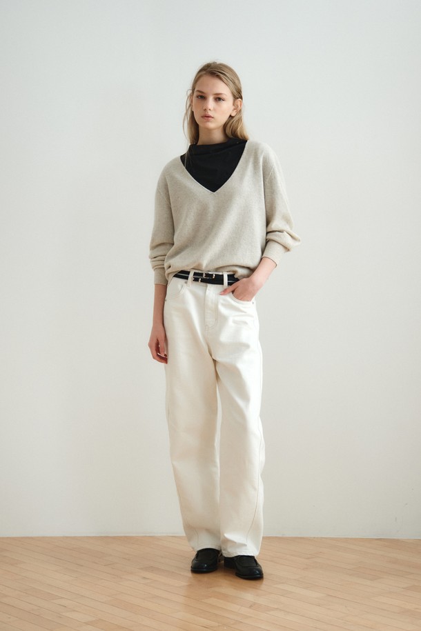 WOOL CASHMERE DEEP V-넥 TOP_PALE BEIGE는 부드러운 촉감의 울 90%, 캐시미어 10% 혼방 소재로 제작된 여성용 니트/스웨터입니다. 홀가먼트 니팅 공법(무봉제)으로 제작되어 편안한 착용감을 선사하며, 레귤러핏과 레귤러 기장으로 깔끔한 실루엣을 연출합니다. 얇은 두께의 긴소매 브이넥 디자인으로 가을, 겨울철 데이트룩, 출근룩 등 다양한 스타일에 활용하기 좋습니다. 미니멀, 클래식, 캐주얼 스타일 모두 소화 가능하며, 레이어드 스타일링에도 용이합니다. 드라이클리닝을 권장합니다.
