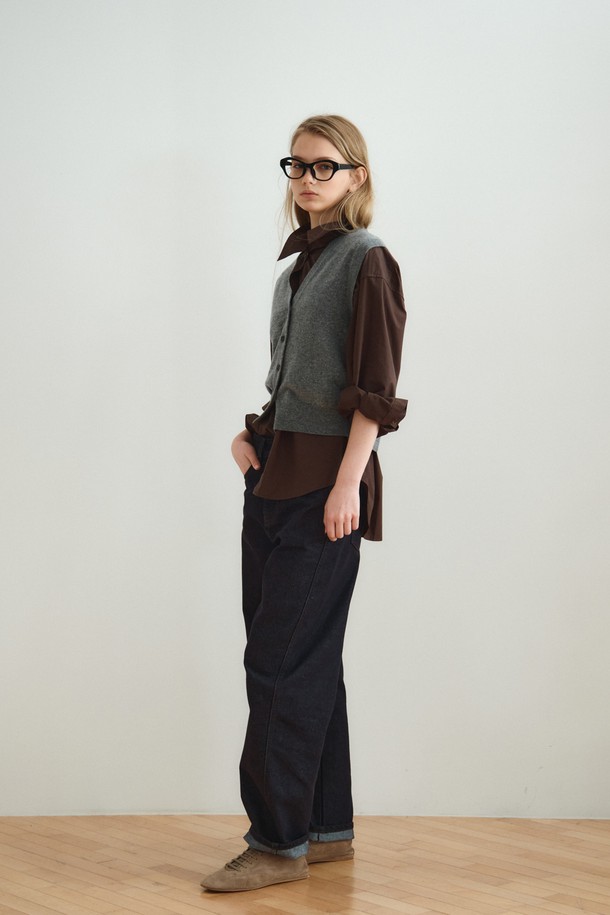 WOOL CASHMERE BLEND VEST_GREY (울 캐시미어 블렌드 베스트_그레이)는 울 90%, 캐시미어 10% 혼방 소재로 제작되어 부드러운 촉감을 자랑하는 베스트입니다. 라운드넥과 민소매 디자인으로, 레귤러핏의 편안한 착용감을 선사하며, 가을, 겨울철 두꺼운 두께감으로 따뜻함을 더합니다. '그레이'와 '블랙' 두 가지 색상으로 출시되어, 베이직하고 미니멀한 스타일을 연출하기 좋습니다. 단독 착용은 물론, 다양한 레이어드 스타일링으로 겨울 데일리룩, 모임룩, 카페룩 등 폭넓게 활용 가능합니다. 니트 라벨 디테일이 특징이며, 클래식, 미니멀, 캐주얼 등 다채로운 스타일을 소화할 수 있습니다.
