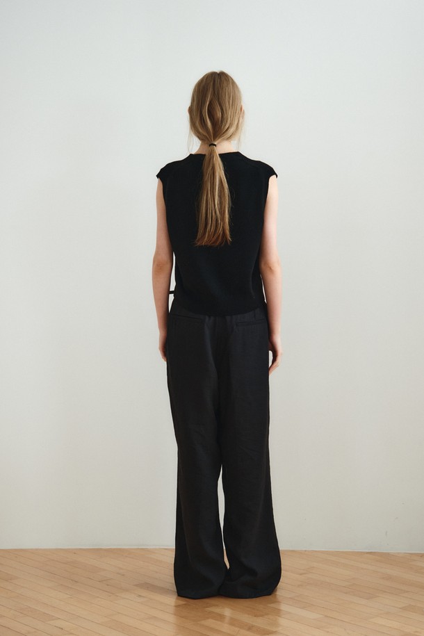 울 캐시미어 블렌드 베스트_블랙은 여성 고객을 위한 가을, 겨울용 상의입니다. 라운드넥 디자인에 레귤러핏으로, 울 90%, 캐시미어 10% 혼방 소재로 제작되어 부드러운 촉감을 선사합니다. 민소매 기장의 무지 패턴으로 베이직하고 클래식한 스타일을 연출하며, 두꺼운 두께감으로 보온성을 더했습니다. 니트 소재와 넥라인 디테일이 특징이며, 레이어드 스타일링이 가능하여 겨울 데일리룩, 모임룩, 오피스룩 등 다양한 TPO에 활용하기 좋습니다. 미니멀하고 시크한 무드를 연출해보세요.
