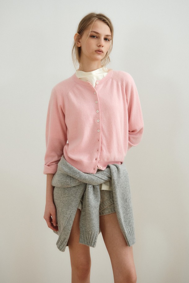 캐시미어 블렌드 라운드 가디건_라이트 핑크는 여성 의류로, 가을과 겨울에 착용하기 좋은 두께감 있는 긴소매 니트 가디건입니다. 캐시미어와 울 소재 혼방으로 제작되어 부드러운 촉감을 자랑하며, 라운드넥과 레귤러핏 디자인으로 베이직하고 클래식한 스타일을 연출합니다. 일상, 모임, 데이트 등 다양한 TPO에 활용 가능하며, 미니멀하고 클래식한 무드를 더해줍니다. 라이트 핑크 컬러의 무지 패턴에 버튼 여밈 디테일이 돋보이는 제품입니다.
