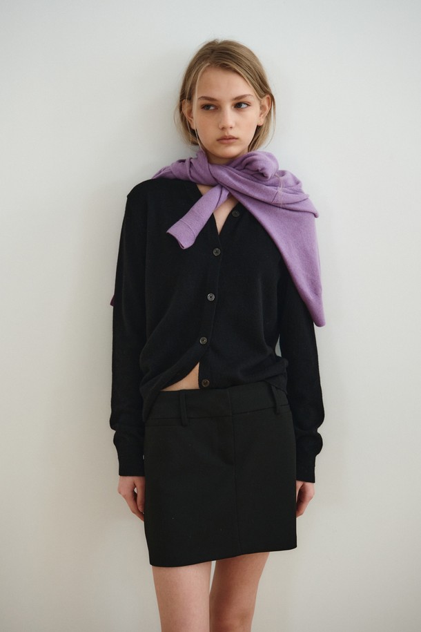 캐시미어 블렌드 브이넥 가디건은 부드러운 촉감의 캐시미어 혼방 소재로 제작되어 가을, 겨울에 따뜻하게 입을 수 있는 여성용 니트 가디건입니다. 레귤러 핏과 긴 소매 기장으로 편안한 착용감을 선사하며, 베이직하고 클래식한 스타일을 연출합니다. 브이넥 디자인과 무지 패턴이 특징이며, 버튼 여밈 방식으로 간편하게 착용할 수 있습니다. 일상, 오피스룩, 모임룩 등 다양한 TPO에 활용 가능하며, 투웨이 스타일링으로 다양한 분위기를 연출할 수 있습니다. 블랙, 퍼플 두 가지 컬러로 출시되어 미니멀하고 시크한 스타일을 완성합니다.
