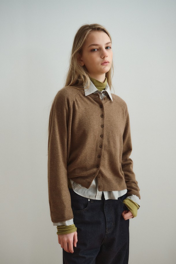 코코아 색상의 캐시미어 블렌드 라운드 가디건입니다. 부드러운 촉감의 캐시미어와 울 혼방 소재로 제작되어 가을, 겨울철에 따뜻하게 착용할 수 있습니다. 베이직하고 클래식한 스타일로 출근룩, 오피스룩, 모임룩 등 다양한 TPO에 활용 가능합니다. 레귤러핏 라운드넥 디자인에 긴소매, 무지 패턴, 버튼 여밈 디테일이 돋보입니다. 
