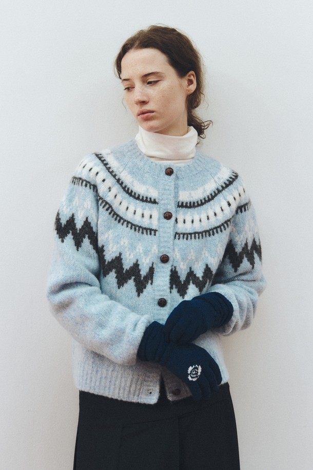 네이비 컬러의 캐시미어 블렌드 로즈 장갑입니다. 부드러운 촉감의 캐시미어와 울 소재 혼방으로 제작되어 가을과 겨울, 추운 날씨에도 따뜻하게 착용할 수 있습니다. 장갑 전체에 자수 기법으로 섬세하게 표현된 로즈 플라워 패턴이 돋보입니다. 클래식하고 미니멀한 스타일로 어떤 룩에도 잘 어울리며, 일상에서 보온성을 더해줄 아이템입니다.
