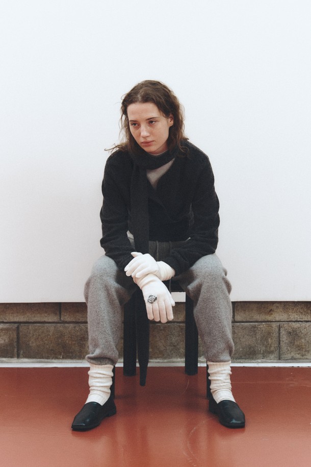 캐시미어 블렌드 로즈 장갑_아이보리(CASHMERE BLEND ROSE GLOVES_IVORY)는 부드러운 촉감의 캐시미어 혼방 소재로 제작되어 가을과 겨울에 따뜻하게 착용할 수 있습니다. 여성스러운 로즈 플라워 자수 디자인이 돋보이며, 손목 부분에는 리브 디테일을 더해 클래식, 로맨틱, 걸리시한 스타일을 연출합니다. 데이트룩이나 모임룩에 포인트를 더하여 세련된 분위기를 완성해보세요. 아이보리 컬러로 어떤 룩에도 잘 어울려 활용도가 높습니다.
