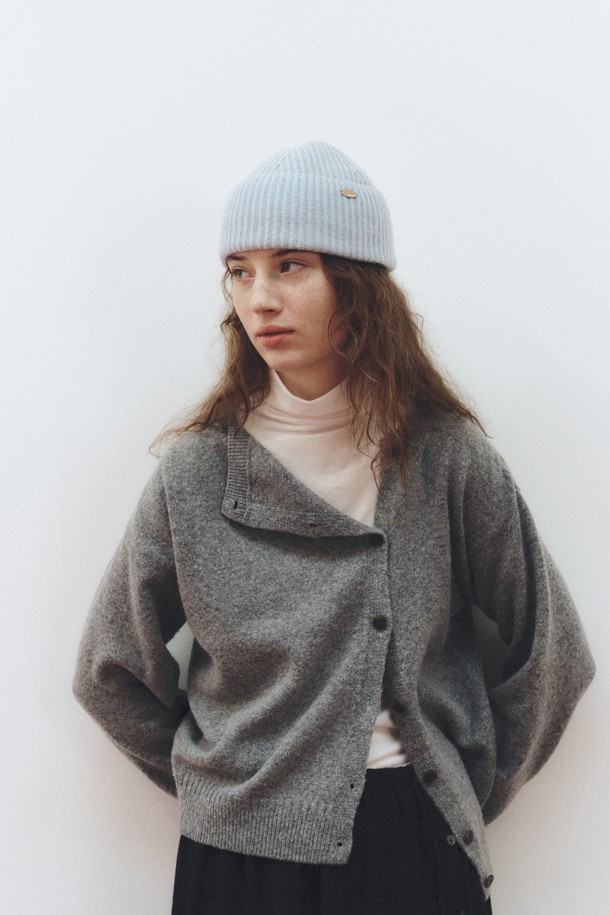 캐시미어 블렌드 비니_라이트 블루는 부드러운 촉감의 캐시미어 혼방 소재로 제작되어 가을, 겨울철 따뜻하게 착용할 수 있는 모자입니다. 미니멀, 클래식, 캐주얼 스타일 모두 소화 가능한 디자인으로, 일상 및 출근룩에 포인트를 더해줍니다. 라이트 블루 컬러와 무지 패턴이 어우러져 어떤 스타일에도 자연스럽게 매치됩니다. 일반적인 모자 깊이에 신축성 있는 소재와 리브드 디자인으로 편안한 착용감을 선사합니다.
