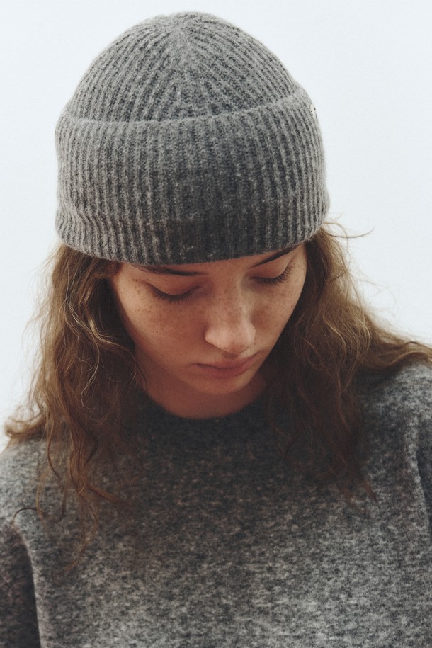 캐시미어 블렌드 비니_그레이는 부드러운 촉감의 캐시미어와 울 혼방 소재로 제작되어 가을, 겨울철 따뜻함을 선사합니다. 깊은 모자 깊이와 골지 니트 디자인이 특징이며, 무지 패턴의 클래식, 미니멀, 캐주얼 스타일을 연출하기 좋습니다. 출근룩에 포인트를 더할 수 있는 베이직한 디자인의 비니입니다.
