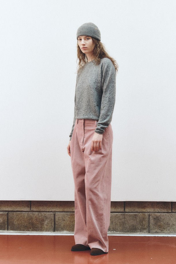 따뜻하고 포근한 분위기를 연출하는 코듀로이 와이드 팬츠입니다. 라이트 핑크 컬러의 부드러운 코듀로이 소재로 제작되어 가을, 겨울 시즌에 착용하기 좋습니다. 넉넉한 루즈핏과 하이웨스트 디자인으로 편안함과 스타일리시함을 동시에 잡았습니다. 데이트룩, 캐주얼, 미니멀, 클래식 스타일 등 다양한 룩에 활용하기 좋은 베이직 아이템입니다. 두께감 있는 소재로 따뜻하며, 부드러운 촉감을 선사합니다.
