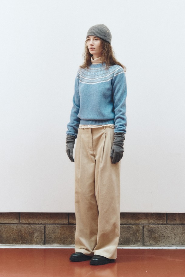 베이지 컬러의 코듀로이 와이드 팬츠입니다. 부드러운 촉감의 두꺼운 코듀로이 소재로 제작되어 가을, 겨울 시즌에 따뜻하게 착용하기 좋습니다. 루즈핏으로 편안한 착용감을 선사하며, 플리츠 디테일이 더해져 캐주얼하면서도 클래식한 무드를 연출합니다. 일상복은 물론 출근룩으로도 활용 가능한 베이직한 디자인입니다.
