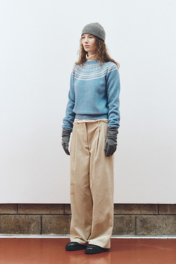 "샤기 독 노르딕 니트_라이트 블루"는 부드러운 촉감의 울 소재로 제작되어 가을과 겨울에 따뜻하게 입을 수 있는 여성용 니트 스웨터입니다. 라이트 블루, 화이트, 그레이 세 가지 색상으로 만나볼 수 있으며, 캐주얼 및 베이직 스타일을 선호하는 분들께 추천합니다. 라운드넥과 레귤러핏 디자인으로 편안하게 착용 가능하며, 쉐기독 디자인과 노르딕 패턴이 돋보입니다. 산책룩, 캐주얼, 클래식, 미니멀 스타일 연출에 활용하기 좋으며, 긴 소매 기장과 두꺼운 두께감으로 따뜻함을 더했습니다.
