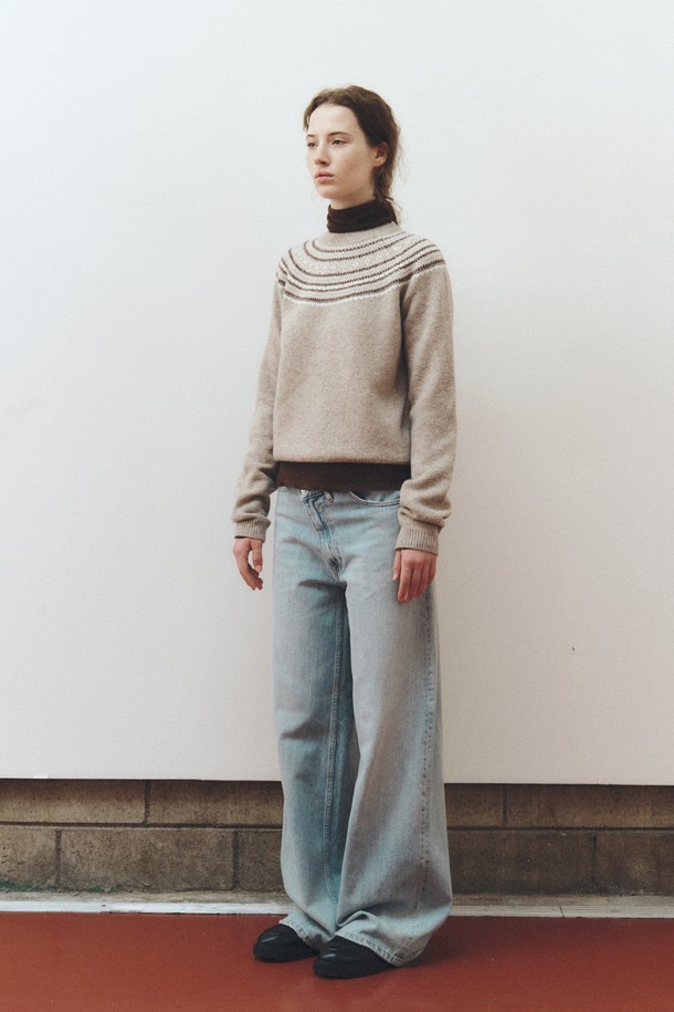 SHAGGY DOG NORDIC KNIT_BEIGE (셔기독 노르딕 니트_베이지)는 여성용 니트/스웨터로, 가을과 겨울에 따뜻하게 착용하기 좋습니다. 베이지와 브라운 컬러 조합의 노르딕 패턴이 클래식하고 베이직한 스타일을 연출하며, 레귤러핏 라운드넥 디자인입니다. 부드러운 울 소재와 두꺼운 두께감으로 포근한 착용감을 선사하며, 셔기독 디테일이 돋보입니다. 데이트룩, 모임룩 등 다양한 TPO에 미니멀, 캐주얼 스타일로 활용하기 좋습니다.
