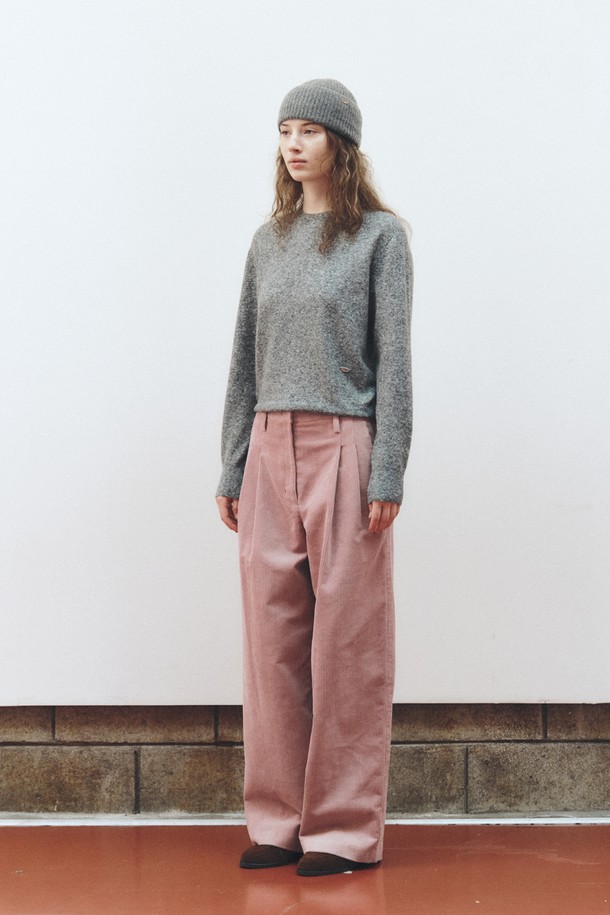 소프트 울 라운드넥 니트 탑_그레이는 부드러운 촉감의 소프트 울 소재로 제작되어 가을, 겨울 시즌에 따뜻하게 착용하기 좋습니다. 미니멀하고 베이직한 디자인으로 다양한 하의와 코디하기 용이하며, 출근룩과 같은 클래식한 스타일 연출에도 적합합니다. 레귤러 핏과 긴 소매 기장으로 편안한 착용감을 선사하며, 라운드넥 디자인으로 세련된 느낌을 더합니다. 두꺼운 두께감으로 보온성을 높여 추운 날씨에도 따뜻하게 입을 수 있는 여성용 니트입니다.
