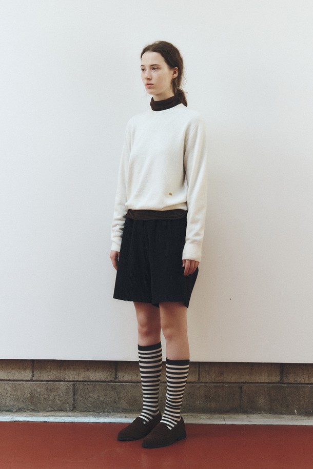 소프트 울 라운드넥 니트 탑_크림은 부드러운 촉감의 소프트 울 소재로 제작되어 가을과 겨울에 따뜻하게 착용하기 좋습니다. 베이직하고 미니멀한 디자인으로 일상, 출근룩, 모임룩 등 다양한 TPO에 활용할 수 있습니다. 레귤러 핏에 라운드넥, 긴 소매 기장으로 클래식, 미니멀, 캐주얼 스타일을 모두 소화하며, 두꺼운 두께감으로 포근함을 더합니다. 크림 컬러의 무지 디자인은 어떤 하의와도 쉽게 매치되어 활용도가 높습니다.
