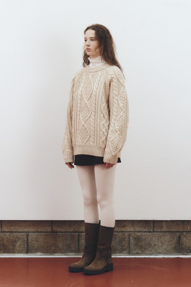 피셔맨 케이블 울 스웨터_라이트 베이지는 여성용 상의 니트/스웨터입니다. 부드러운 촉감의 울 소재로 제작되었으며, 가을과 겨울에 따뜻하게 착용할 수 있습니다. 클래식하고 베이직한 무드의 오버핏 터틀넥 디자인으로, 일상, 출근룩, 모임룩 등 다양한 TPO에 활용 가능합니다. 피셔맨 케이블 니트 패턴이 돋보이며, 긴 소매 기장과 두꺼운 두께로 포근함을 더합니다. 미니멀, 캐주얼 스타일을 즐기는 분들께 추천합니다.
