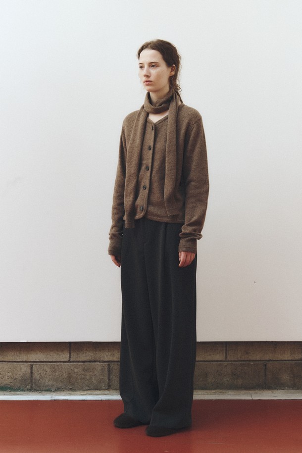 SCARF WOOL BLEND CARDIGAN_BROWN(스카프 울 블렌드 가디건_브라운)은 여성 고객을 위한 가을, 겨울용 상의입니다. 부드러운 촉감의 울 및 울 혼방 소재로 제작되었으며, 라운드 넥에 레귤러핏으로 디자인되었습니다. 차분하고 세련된 브라운 컬러에 무지 패턴으로, 베이직하면서도 클래식한 스타일을 연출합니다. 긴 소매 기장과 두께감 있는 소재로 따뜻함을 더하며, 스카프 디테일과 버튼 여밈 방식으로 포인트를 주었습니다. 오피스룩, 출근룩, 모임룩 등 다양한 TPO에 활용 가능하며, 미니멀하고 클래식한 스타일을 선호하는 고객에게 적합합니다.

