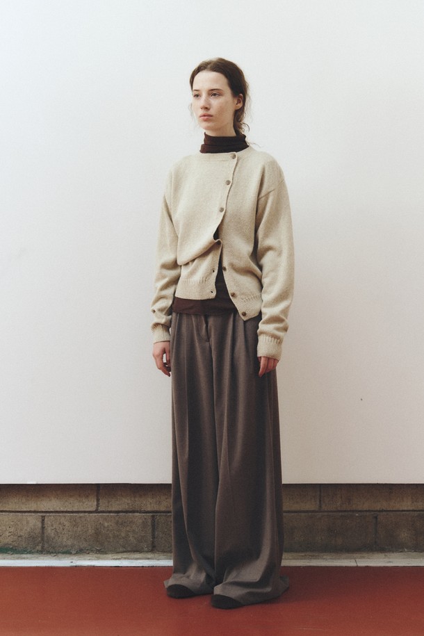 페일 베이지 컬러의 사이드 버튼 알파카 가디건입니다. 부드러운 촉감의 알파카 소재로 제작되어 가을, 겨울 시즌에 따뜻하게 착용하기 좋습니다. 미니멀하고 베이직한 디자인으로 출근룩, 모임룩 등 다양한 TPO에 활용 가능하며, 레귤러핏 라운드넥으로 편안한 착용감을 선사합니다. 두께감 있는 긴소매 무지 니트로, 사이드 버튼 디테일이 포인트입니다. 미니멀, 클래식 스타일을 선호하는 여성분들께 추천합니다.
