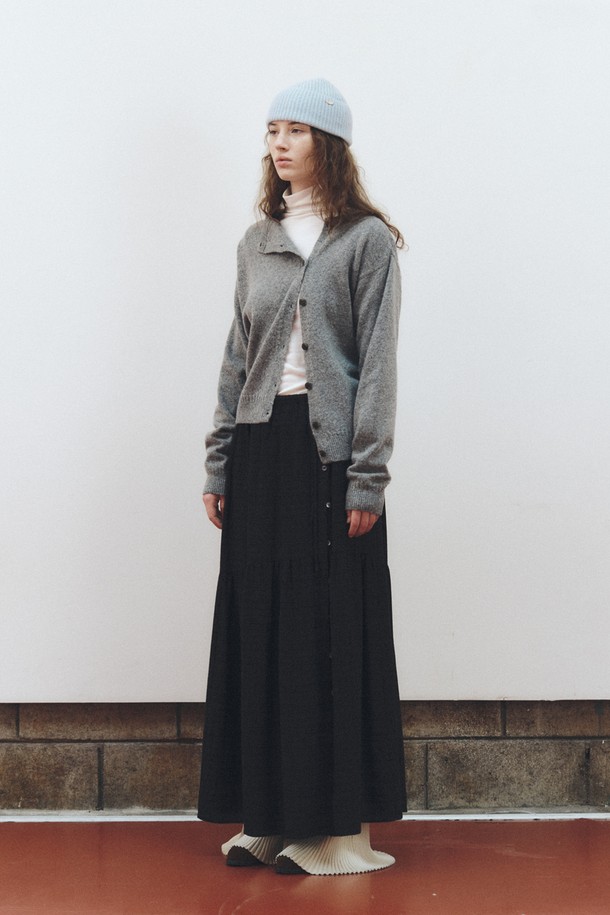 알파카 소재의 부드러운 촉감이 돋보이는 사이드 버튼 알파카 가디건_그레이입니다. 넉넉한 두께감으로 가을, 겨울 시즌 따뜻하게 착용하기 좋으며, 라운드 넥 디자인과 레귤러 핏으로 편안한 착용감을 선사합니다. 베이직하고 캐주얼한 스타일로 출근룩, 모임룩 등 다양한 TPO에 활용하기 좋으며, 미니멀, 캐주얼, 클래식 등 어떤 스타일에도 잘 어울립니다. 사이드 버튼 디테일이 포인트로, 세련된 무드를 더해줍니다.
