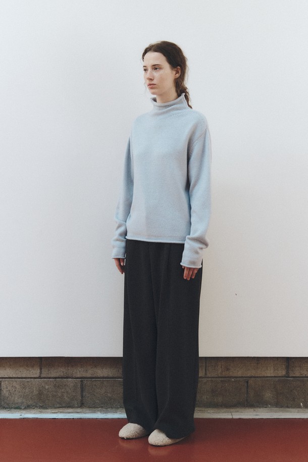 라이트 블루 컬러의 캐시미어 블렌드 하이넥 탑입니다. 부드러운 촉감의 캐시미어와 울 혼방 소재로 제작되어 가을, 겨울 시즌에 따뜻하게 착용할 수 있습니다. 레귤러 핏에 긴 소매 기장으로, 미니멀하고 베이직한 디자인이 돋보입니다. 출근룩, 미니멀, 클래식 스타일을 선호하는 여성분들께 추천합니다. 두께감 있는 하이넥 디자인이 포근함을 더하며, 다양한 하의와 매치하여 세련된 룩을 연출할 수 있습니다.
