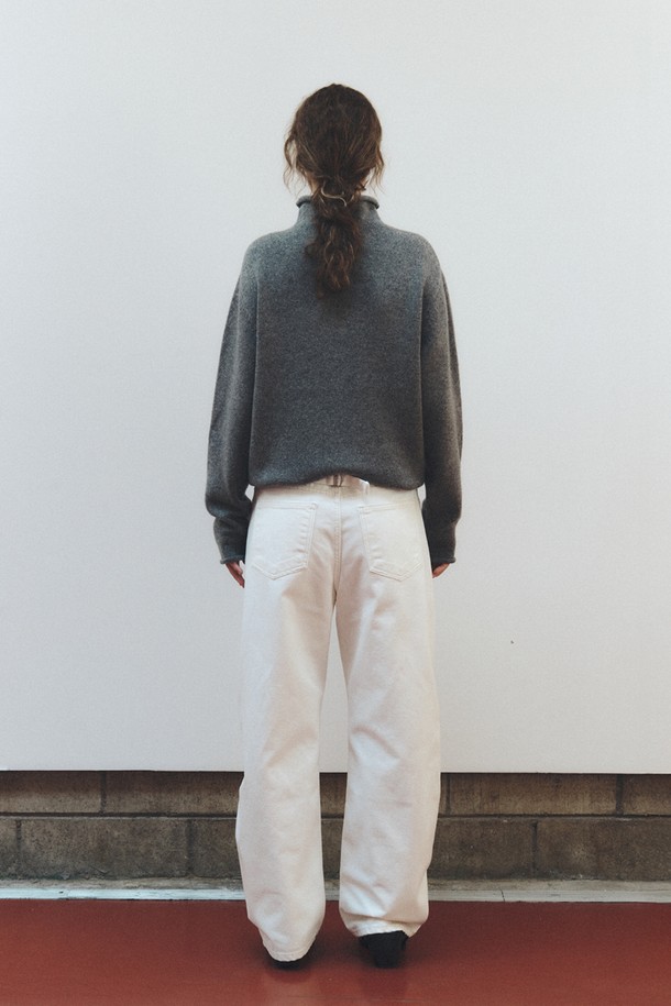 캐시미어 블렌드 하이넥 탑_그레이는 여성의 가을, 겨울 스타일을 책임질 니트/스웨터입니다. 캐시미어와 울 소재의 부드러운 촉감이 특징이며, 레귤러핏과 긴 소매 기장으로 편안한 착용감을 선사합니다. 미니멀하고 베이직한 디자인에 하이넥 터틀넥 스타일로 세련된 무드를 연출하며, 출근룩과 오피스룩에 적합합니다. 두꺼운 두께감으로 따뜻함을 더하고, 무지 패턴의 심플함이 돋보입니다.
