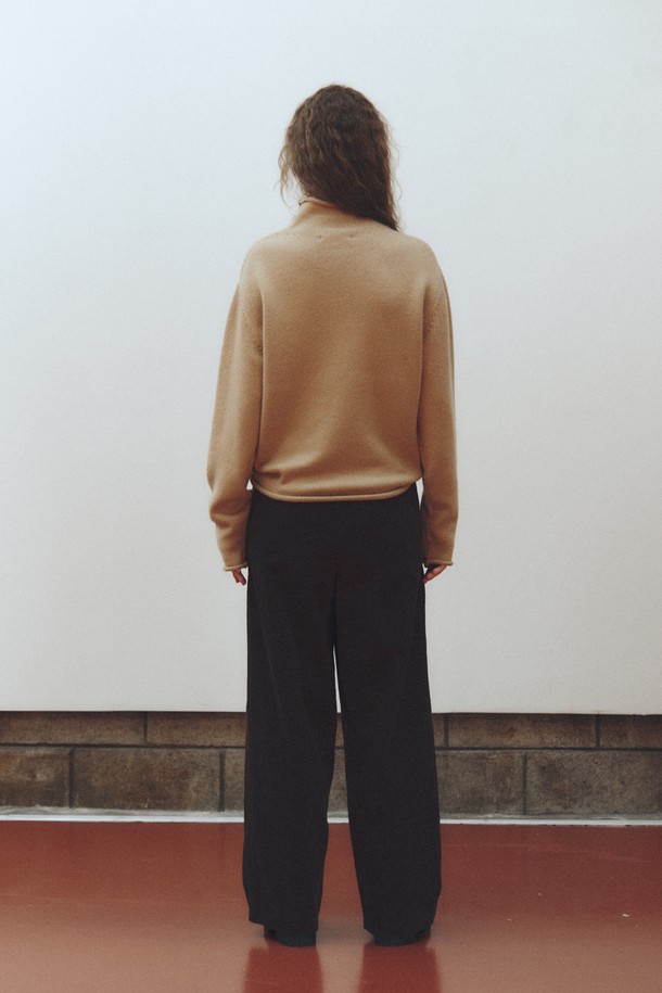 캐시미어 블렌드 하이넥 탑_카멜은 여성스러운 실루엣을 연출하는 니트/스웨터입니다. 캐시미어와 울의 혼방으로 제작되어 부드러운 촉감과 뛰어난 보온성을 자랑하며, 가을과 겨울에 따뜻하게 착용할 수 있습니다. 베이직하고 미니멀한 디자인으로, 하이넥과 긴소매, 레귤러 핏이 특징입니다. 출근룩, 오피스룩, 모임룩 등 다양한 TPO에 활용 가능하며, 클래식 및 미니멀 스타일을 선호하는 분들께 추천합니다.
