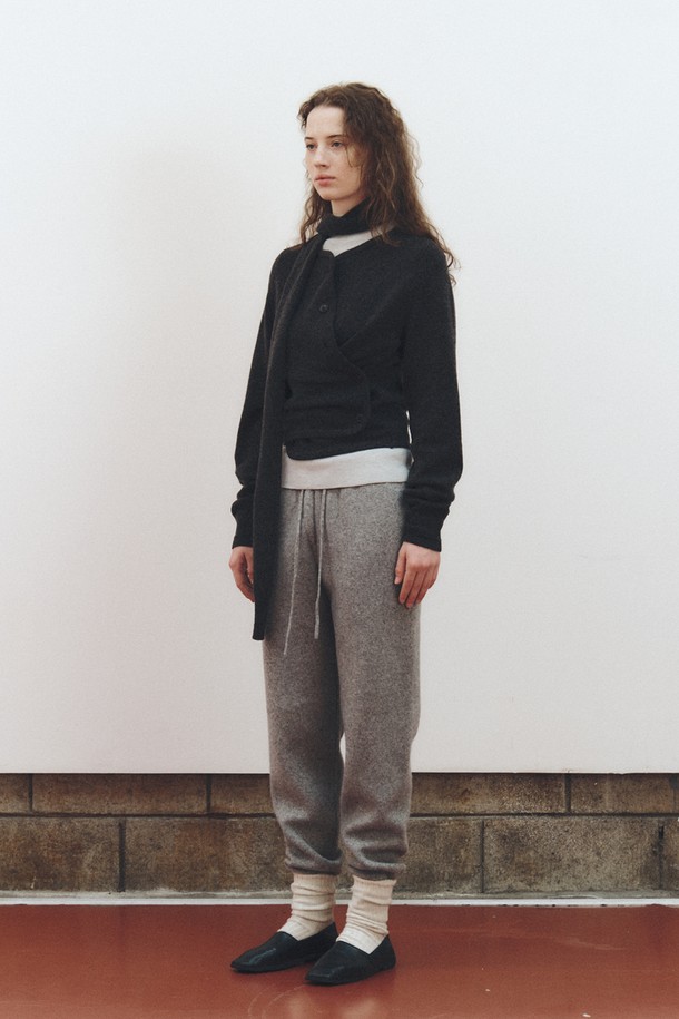 퓨어 울 조거 팬츠_그레이는 남녀 모두 착용 가능한 캐주얼, 스포티 스타일의 울 소재 조거 팬츠입니다. 가을, 겨울 시즌에 어울리는 두꺼운 두께감과 부드러운 촉감, 릴랙스핏으로 편안한 착용감을 선사합니다. 밑단 시보리 디자인으로 활동성을 높였으며, 출근룩, 여행룩 등 다양한 TPO에 활용 가능합니다. 미니멀한 무드의 무지 디자인으로 어떤 스타일에도 쉽게 매치할 수 있는 실용적인 아이템입니다.
