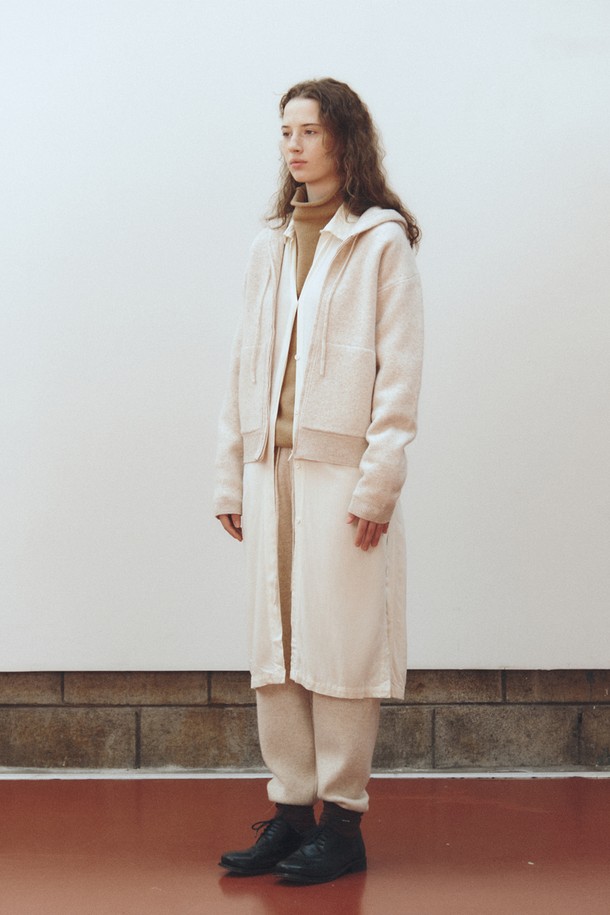 [12/26 예약 배송] 퓨어 울 후디_페일 베이지는 부드러운 촉감의 순수 울 소재로 제작된 여성용 후디입니다. 베이직하고 캐주얼한 스타일로, 겨울철 집콕룩에 적합한 아이템입니다. 루즈핏으로 편안함을 강조했으며, 긴 소매와 후드 디자인이 특징입니다. 페일 베이지 컬러의 무지 패턴으로 미니멀하고 클래식한 분위기를 연출합니다. 두꺼운 두께감으로 따뜻하게 착용할 수 있는 예약 배송 상품입니다.
