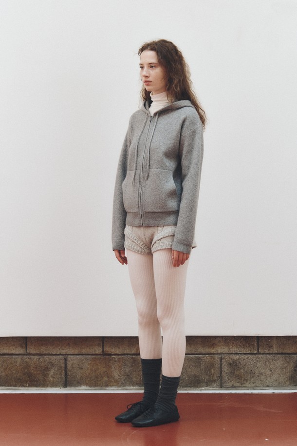 [12/26 예약배송] 퓨어 울 후디_그레이는 여성용으로, 가을과 겨울에 따뜻하게 입을 수 있는 두꺼운 울 소재의 후드 집업입니다. 부드러운 촉감과 베이직하고 캐주얼한 디자인으로 일상에서 편안하게 착용하기 좋습니다. 레귤러 핏에 긴 소매 기장으로, 산책이나 집콕 시 쾌적한 활동성을 제공합니다. 미니멀하고 클래식한 스타일을 연출하며, 어떤 룩에도 자연스럽게 어울립니다. 무지 패턴의 그레이 컬러로 다양한 스타일링이 가능합니다.
