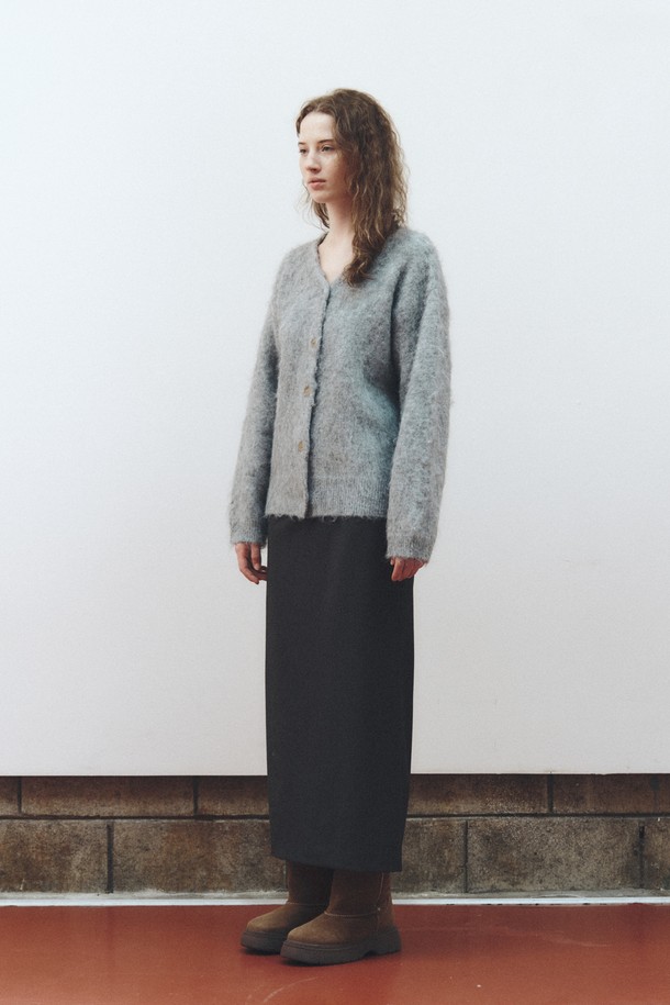부드러운 헤어리 텍스처가 돋보이는 SOFT HAIRY TEXTURE CARDIGAN(소프트 헤어리 텍스처 가디건)_GREY입니다. 여성용으로, 가을과 겨울에 따뜻하게 입을 수 있는 두꺼운 울 소재의 크롭 기장 가디건입니다. 라운드넥 디자인에, 톤 다운된 그레이 컬러와 무지 패턴으로 캐주얼하고 베이직한 스타일을 연출합니다. 루즈핏으로 편안하게 착용 가능하며, 데이트룩이나 모임룩에 활용하기 좋습니다. 긴 소매와 버튼 여밈 디테일로 클래식하고 미니멀한 스타일을 완성해보세요.
