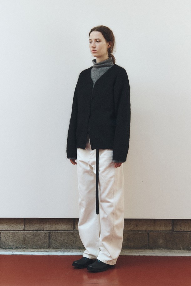 소프트 헤어리 텍스처 카디건_블랙은 부드러운 촉감과 따뜻함을 선사하는 여성용 니트/스웨터입니다. 가을, 겨울 시즌에 어울리는 루즈핏의 긴소매 카디건으로, 베이직하고 미니멀한 스타일을 연출합니다. 울 소재로 제작되어 포근하며, 헤어리 텍스처가 특징입니다. 라운드넥 디자인에 무지 패턴으로 어떤 옷에도 쉽게 매치할 수 있어 출근룩, 모임룩 등 다양한 TPO에 활용 가능합니다. 클래식, 미니멀, 캐주얼 등 폭넓은 스타일을 소화하는 활용도 높은 아이템입니다.
