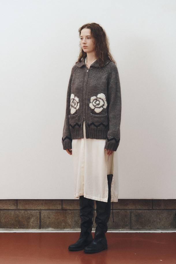 ROSE 카우칭 칸 카디건_그레이는 여성용 니트/스웨터 카테고리에 속하는 캐주얼 스타일의 집업 가디건입니다. 가을, 겨울에 착용하기 좋으며, 울 50%, 아크릴 50% 혼방 소재로 제작되어 따뜻하고 포근한 착용감을 선사합니다. 릴랙스 핏에 긴 소매, 라운드넥 디자인으로 편안하게 착용할 수 있으며, 소매단과 밑단에 배색 포인트를 주어 세련된 느낌을 더했습니다. 로즈와 코위찬 패턴이 돋보이는 두꺼운 두께감의 그레이 컬러 카디건으로, 데일리룩에 포인트 아이템으로 활용하기 좋습니다. 지퍼 클로징 방식으로 간편하게 여밀 수 있습니다.
