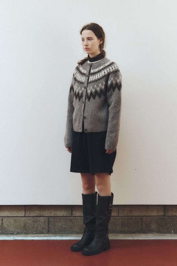 노르딕 청키 카디건_그레이는 여성용 니트/스웨터 카테고리에 속하는 제품입니다. 울 블렌드 원사를 사용하여 부드러운 촉감을 자랑하며, 겨울철 일상과 출근룩, 모임룩에 모두 잘 어울립니다. 클래식하고 캐주얼한 스타일을 연출하며, 다양한 이너웨어와 레이어드하여 스타일링할 수 있습니다. 레귤러 핏의 터틀넥 디자인과 긴 소매, 두꺼운 두께감으로 따뜻함을 더합니다. 노르딕 패턴이 돋보이는 그레이 및 라이트블루 컬러의 카디건입니다.

