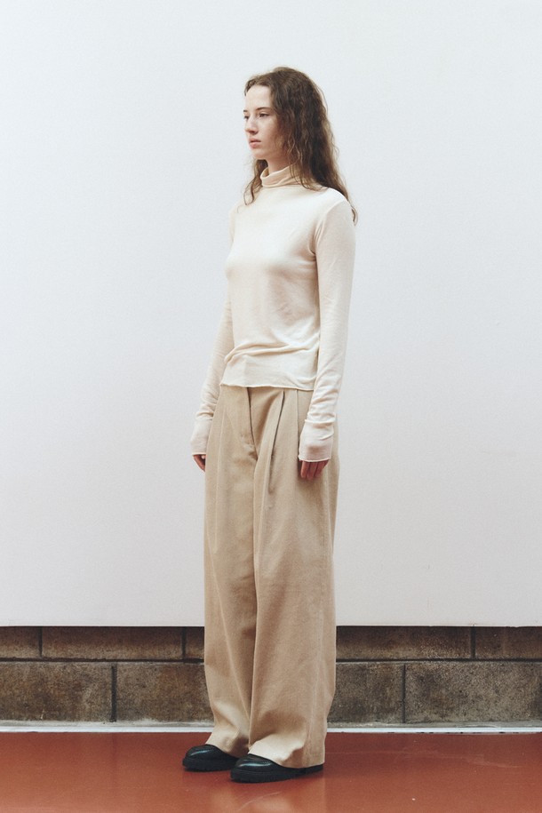 라이트 옐로우 컬러의 소프트 울 저지 탑은 가을, 겨울 시즌 당신의 출근룩에 미니멀하고 클래식한 무드를 더해줄 여성 상의입니다. 부드러운 촉감의 울 소재와 레귤러 핏, 라운드넥 디자인으로 편안한 착용감을 선사합니다. 두꺼운 두께감과 긴 소매 기장이 따뜻함을 유지해주며, 무지 패턴의 디자인으로 다양한 하의와 손쉽게 매치할 수 있습니다. 일상 속에서 세련된 스타일을 연출하고 싶은 여성분들께 추천합니다.
