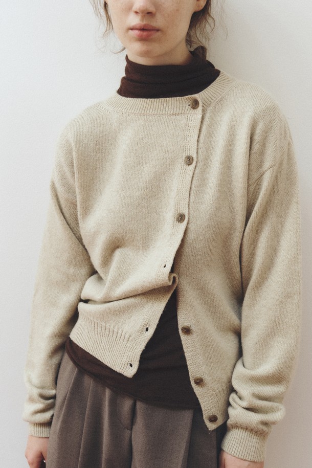 SOFT WOOL JERSEY TOP_브라운은 부드러운 울 소재로 제작된 여성용 하이넥 긴소매 상의입니다. 가을, 겨울 시즌에 어울리는 두꺼운 두께감으로 포근하게 착용할 수 있으며, 레귤러 핏으로 편안함을 더했습니다. 미니멀하고 베이직한 디자인으로 출근룩은 물론 다양한 일상 스타일에도 활용하기 좋습니다. 브라운 색상과 무지 패턴은 어떤 하의에도 매치하기 용이하며, 버튼 디테일이 은은한 포인트를 더합니다.
