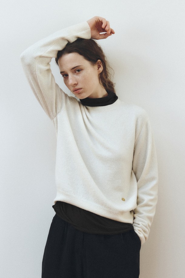 SOFT WOOL JERSEY TOP_BLACK은 부드러운 울 소재의 저지 탑으로, 가을과 겨울에 착용하기 좋은 여성 의류입니다. 하프넥 디자인에 레귤러핏으로 제작되어 미니멀하고 베이직한 스타일을 연출하며, 두꺼운 두께감으로 따뜻함을 더합니다. 긴 소매 기장과 무지 패턴은 클래식하고 시크한 분위기를 자아냅니다. 출근룩, 오피스룩 등 TPO에 적합하며, 다양한 하의와 매치하여 세련된 스타일을 완성할 수 있습니다.
