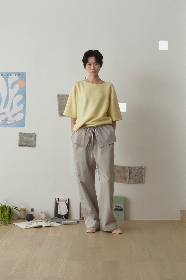 코튼 레이어드 미니 스커트_라이트 그레이는 여성용 미니스커트입니다. 봄, 여름에 어울리는 캐주얼하고 베이직한 스타일로 데이트룩, 동네 마실룩, 카페룩에 적합합니다. 하이덴시티 코튼 원단을 사용하여 부드러운 촉감과 자연스러운 드레이핑을 선사하며, A라인 핏에 허리 스트랩으로 핏 조절이 가능합니다. 레이어드 디자인으로 포인트를 더한 무지 스커트입니다.
