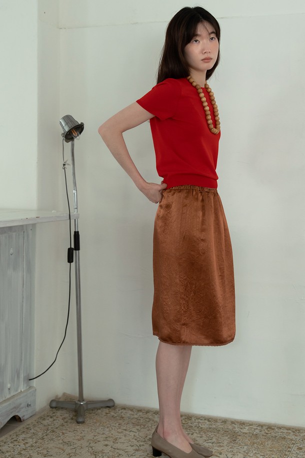 레이스 트리밍 새틴 스커트_카멜은 여성용 미디스커트로, 부드러운 촉감의 새틴 소재로 제작되었습니다. H라인 핏에 레이스 트리밍 디테일이 더해져 엘레강스하면서도 클래식한 무드를 연출합니다. 허리 밴딩으로 편안한 착용감을 제공하며, 얇은 두께감으로 봄, 가을 시즌에 즐겨 입기 좋습니다. 데이트룩, 모임룩, 카페룩 등 다양한 TPO에 클래식, 미니멀, 로맨틱 스타일로 연출할 수 있습니다.
